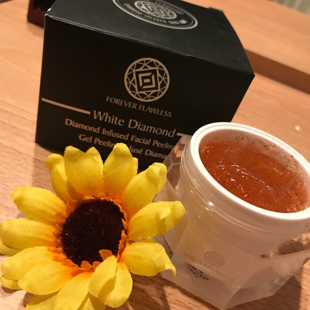 Forever Flawless White Diamond Facial Peeling Gel